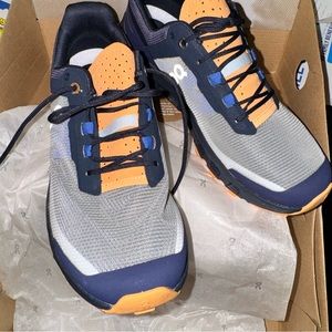 New cloud vista size 8. Love these. Need a 8 1/2. Never worn